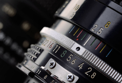 拍摄宣传片摄像师要注意镜头的定点、动向、动